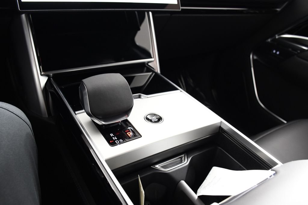 New 2026 Ostuni Perl Wh Land Rover SE image 31