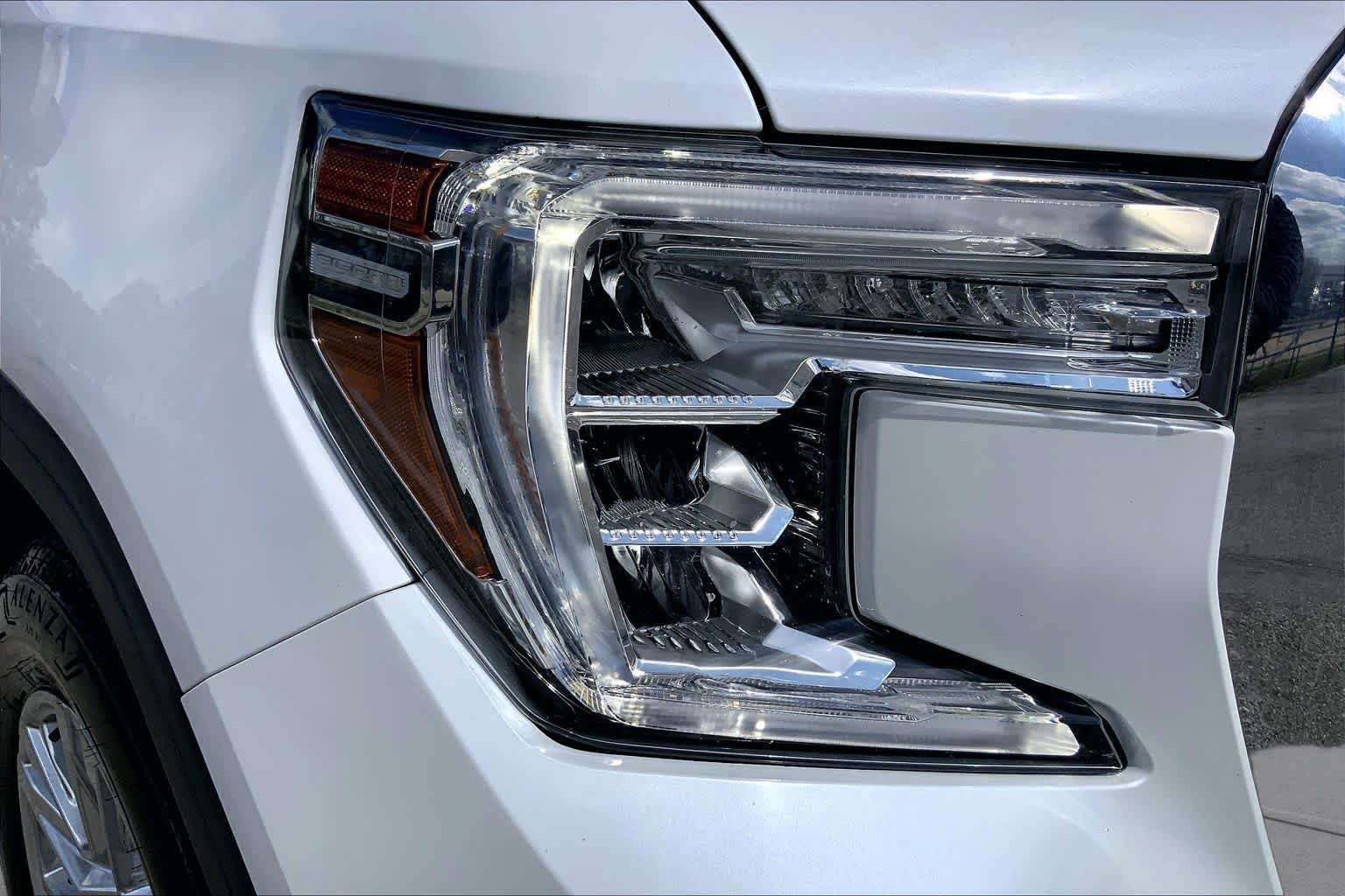 Used 2021 White Frost Tricoat GMC Denali image 27