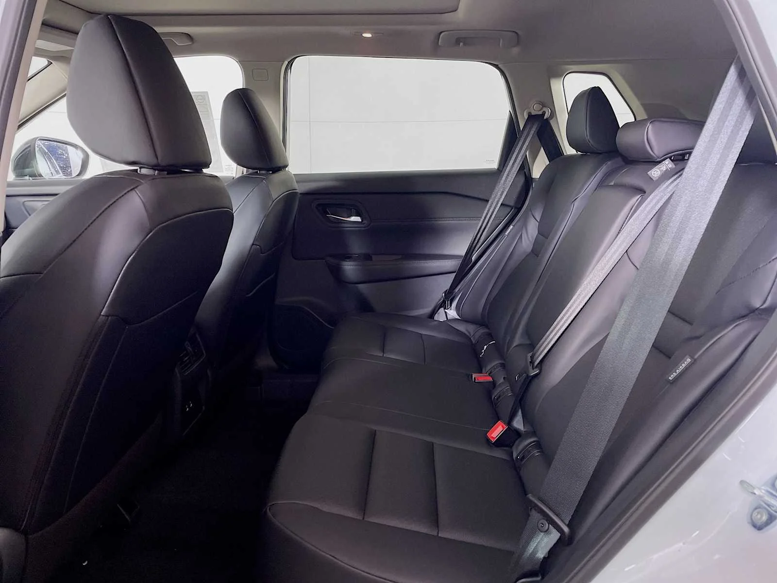 New 2026 Everest White Pearl Tricoat Nissan Dark Armor image 5