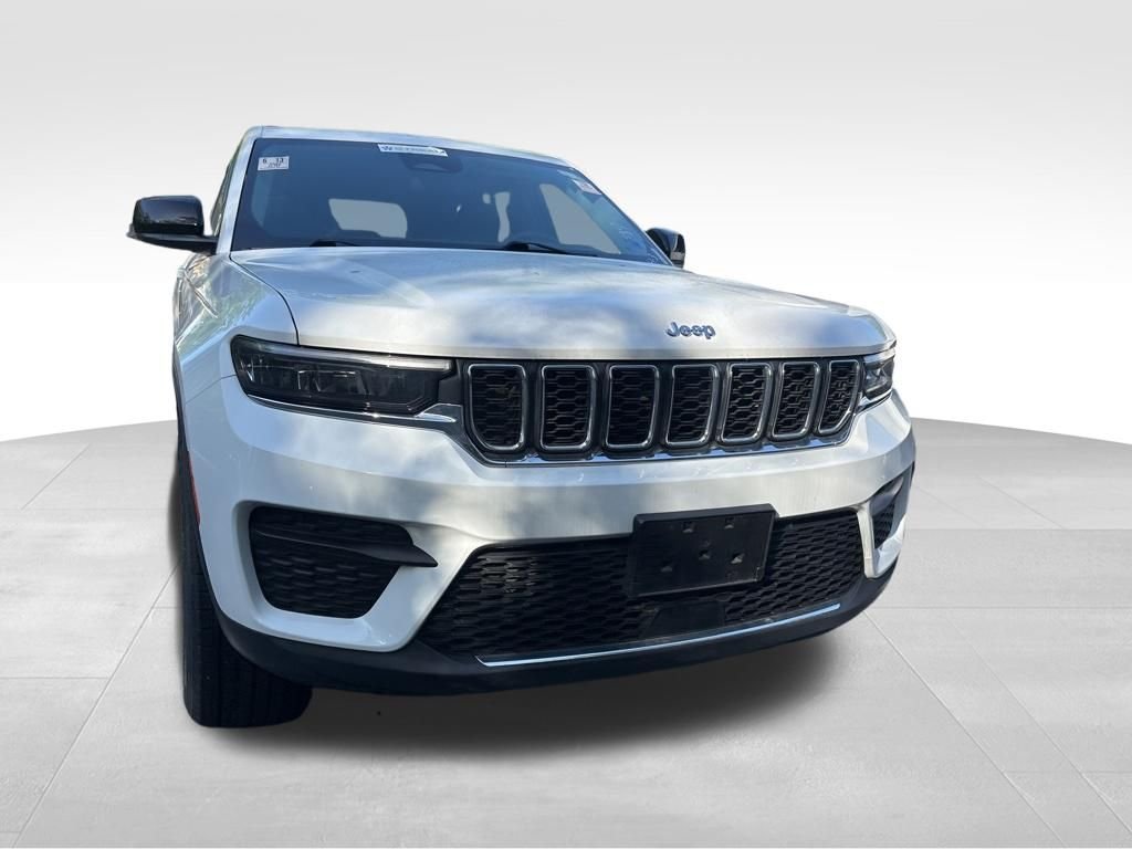 Used 2023 White Jeep Laredo image 5