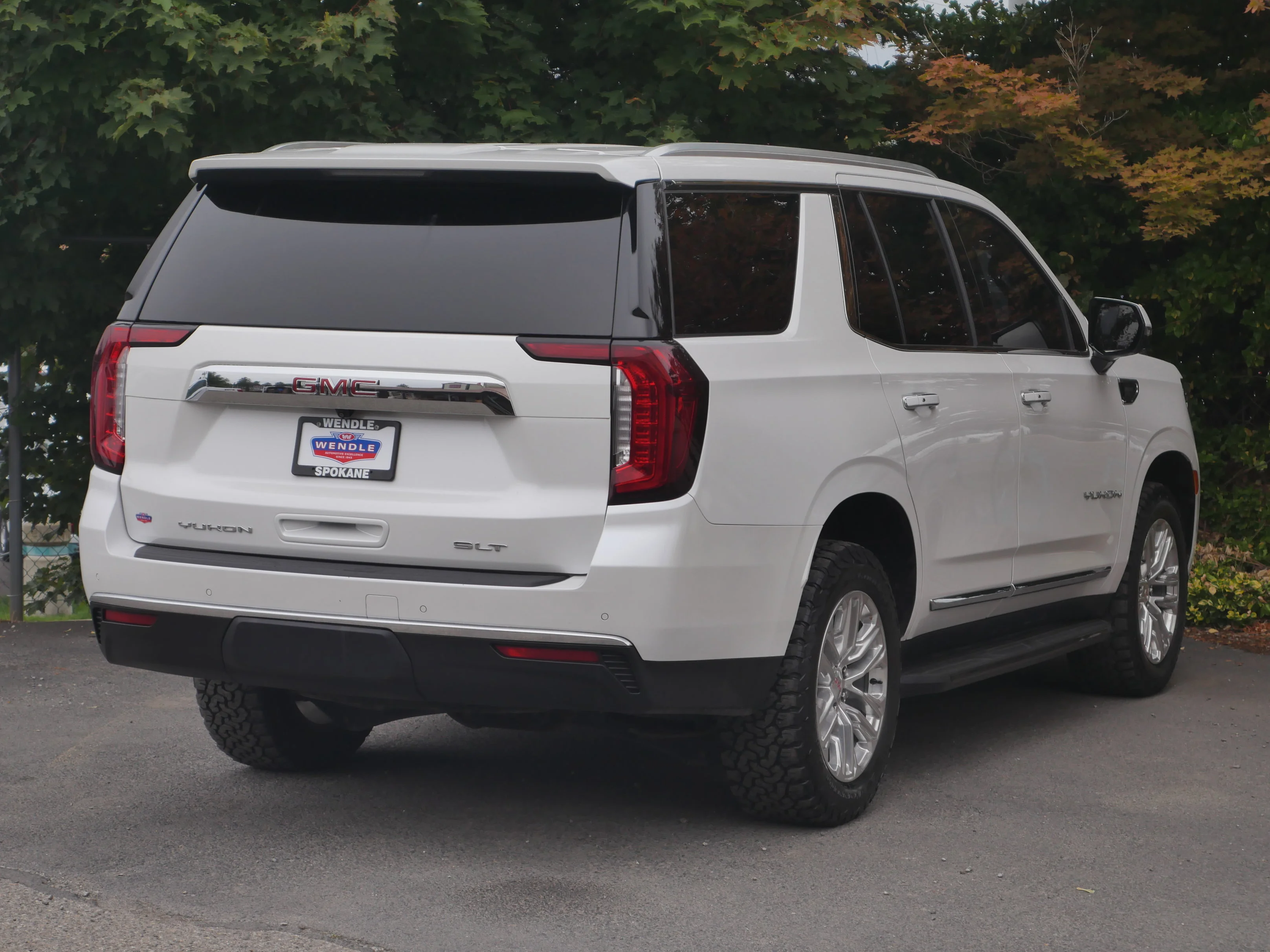 Used 2021 White Frost Tricoat GMC SLT image 30