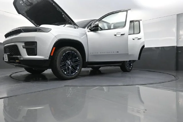 New 2026 Silver-Zynith Exterior Paint Jeep 85th Anniversary Edition image 33