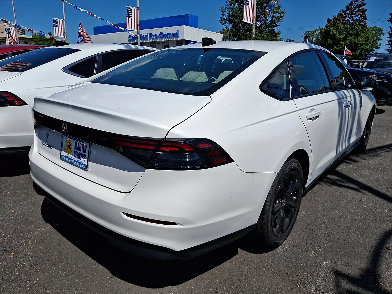 Used 2025 Platinum White Pearl Honda SE image 5
