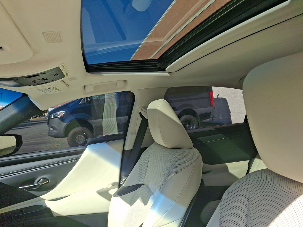 Used 2022 White Pearl Lexus 300h image 14