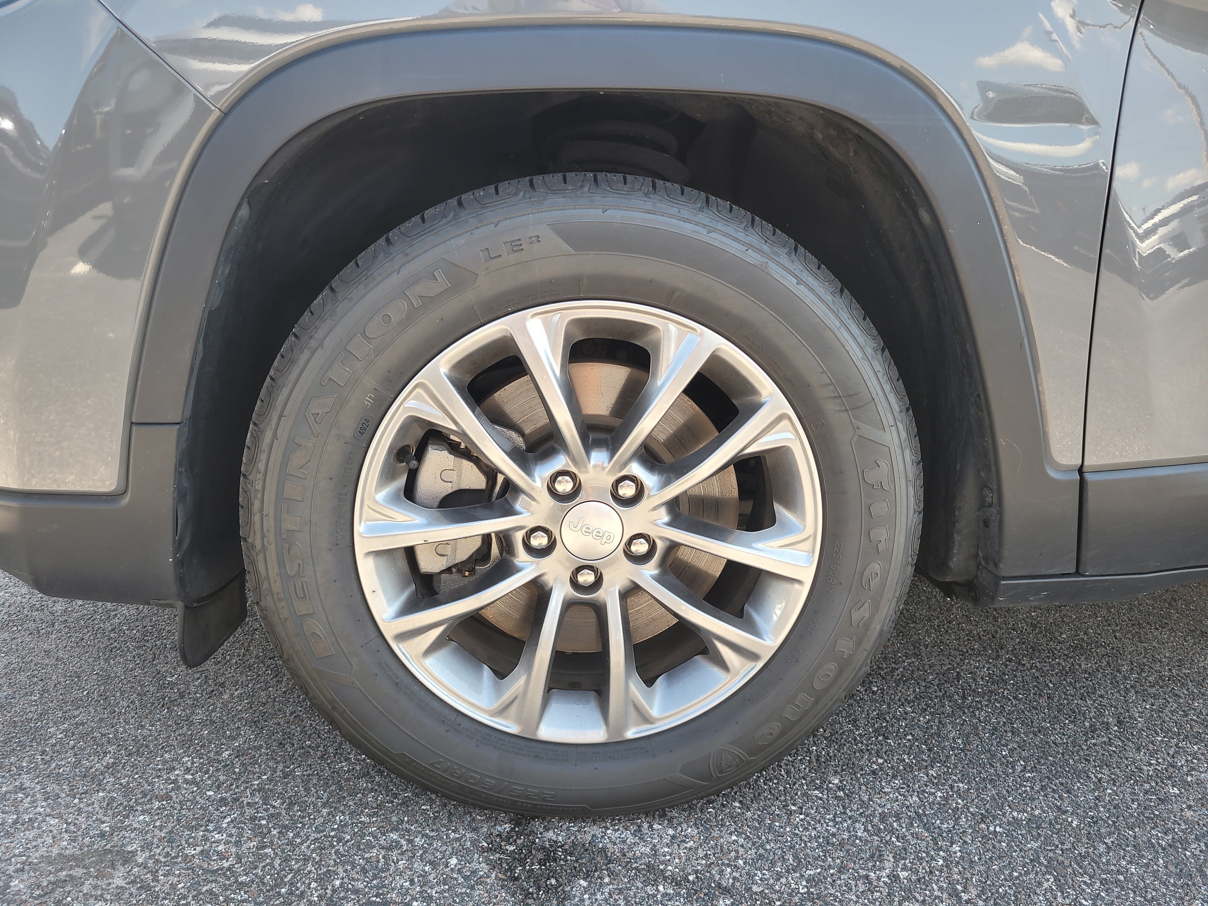 Used 2021 Sting-Gray Clearcoat Jeep Latitude Plus image 9