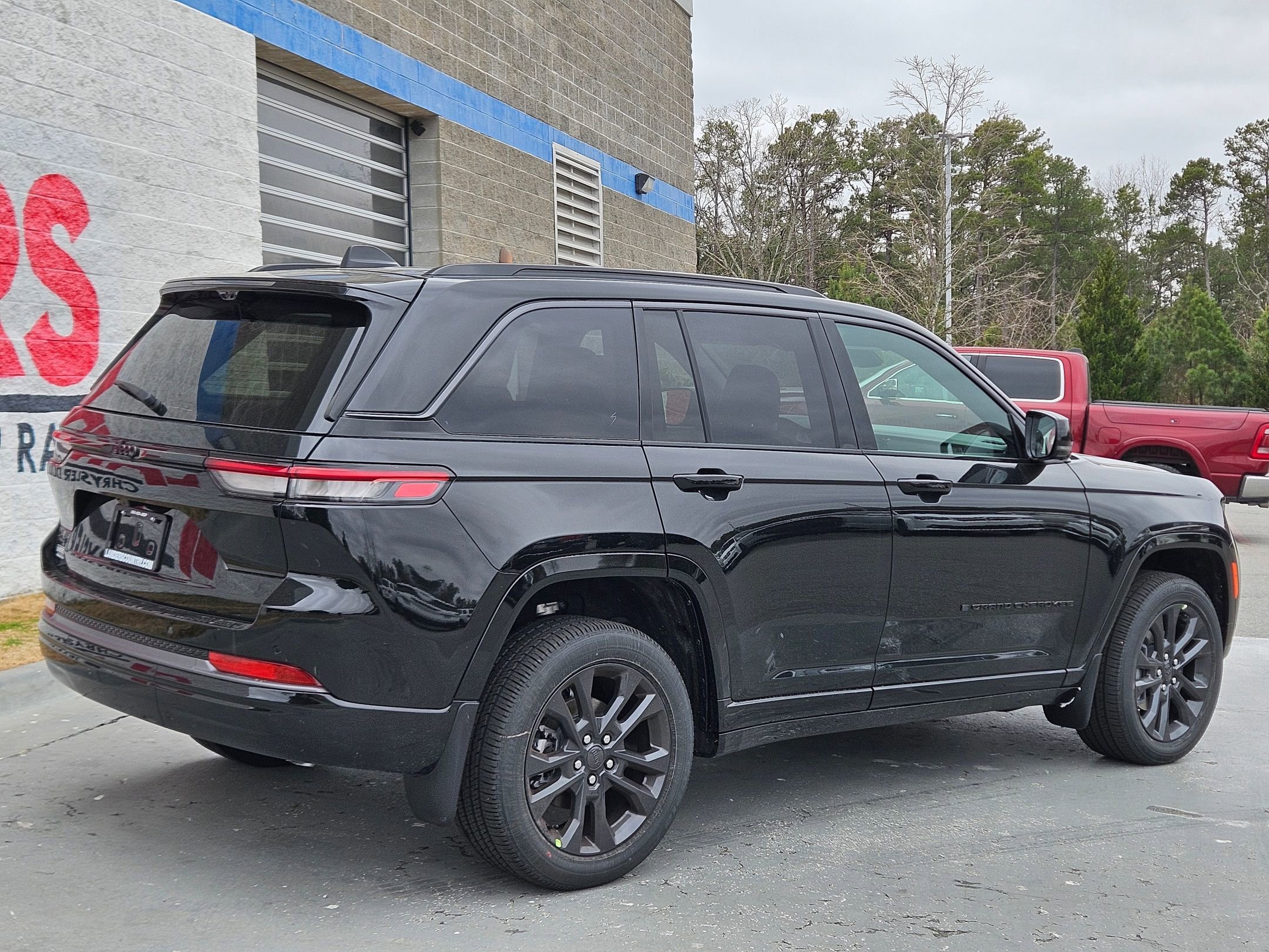 New 2026 Diamond Black Crystal Pearlcoat Jeep Limited Reserve image 7