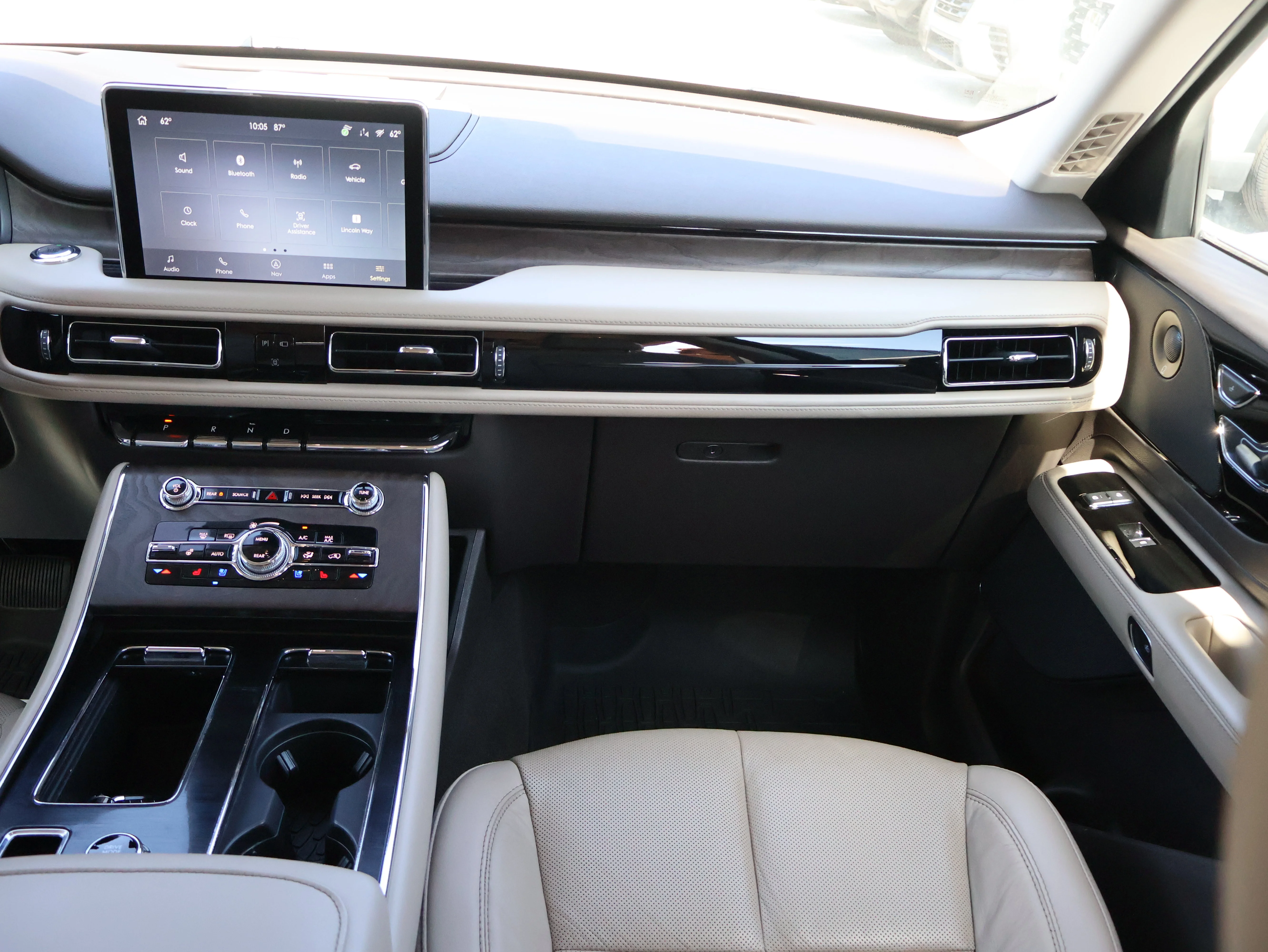 Used 2023 Pristine White Metallic Tri-Coat Lincoln Reserve image 13