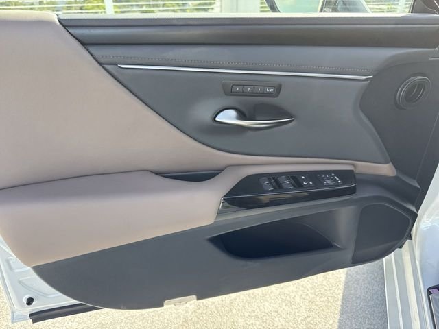2025 Lexus ES 350 - Photo 13