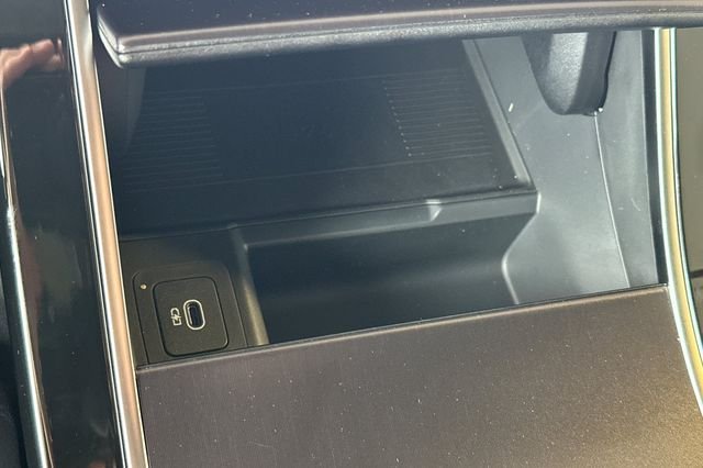 New 2026 Santorini Black Land Rover Dynamic SE image 19