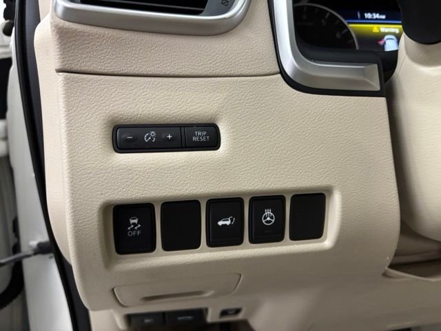 Used 2015 White Nissan Platinum image 26