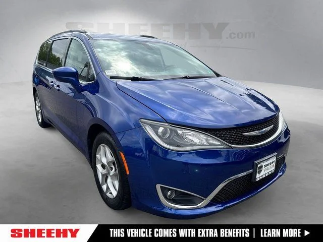 2019 Chrysler Pacifica Touring Plus's photo