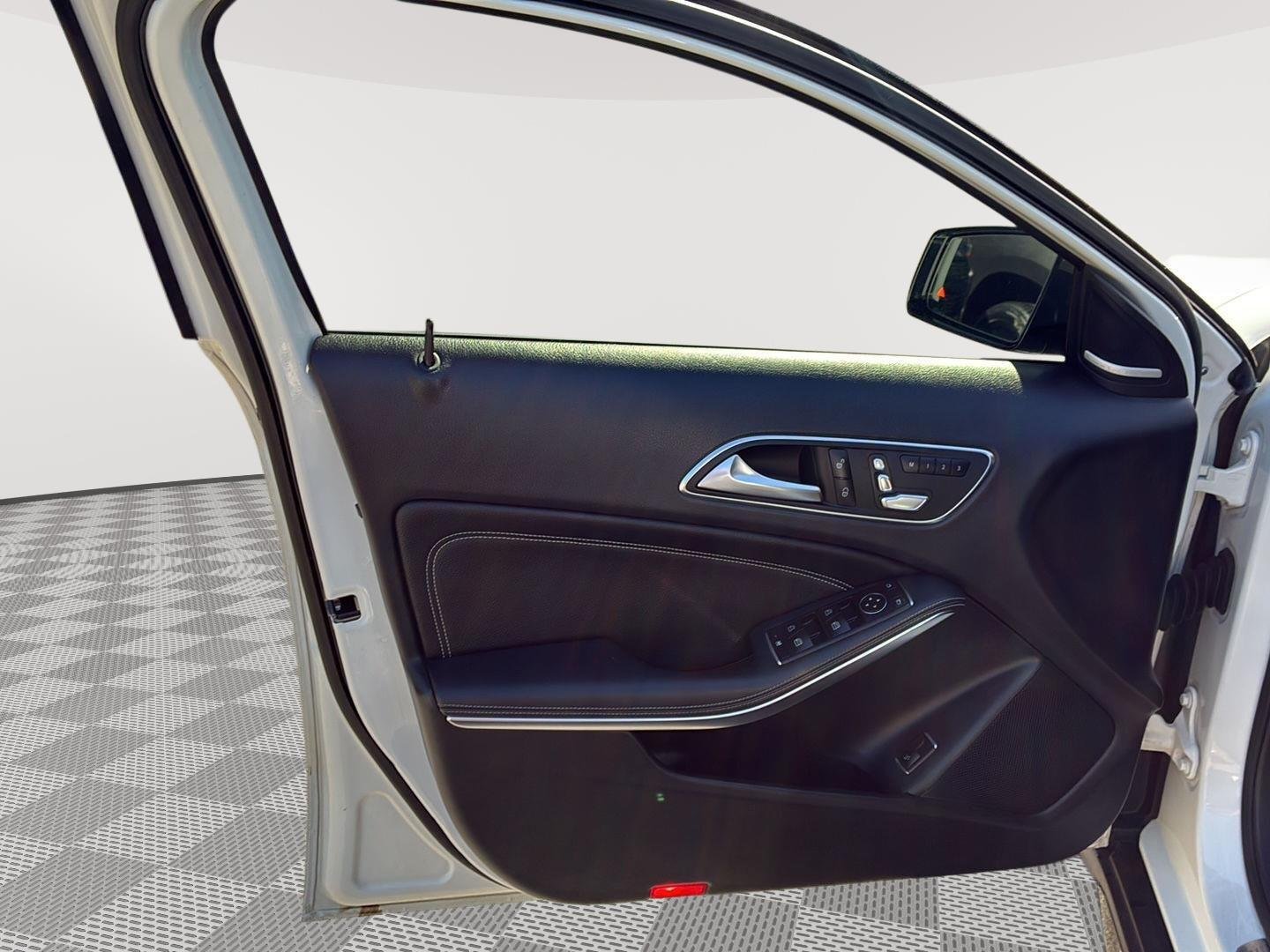 Used 2019 Polar White Mercedes-Benz GLA 250 image 28