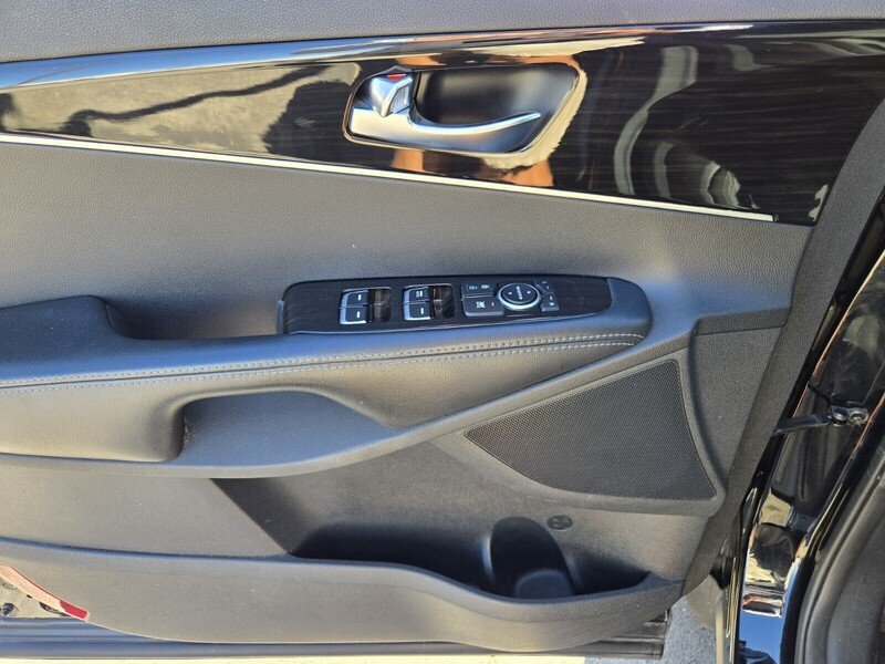 Used 2020 Ebony Black KIA L FWD image 18