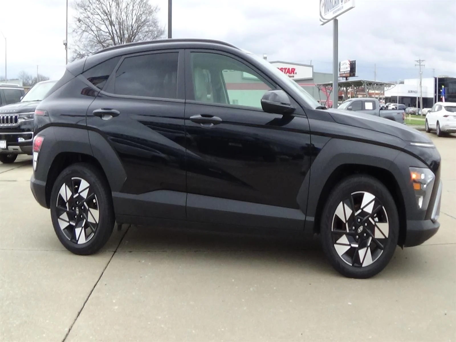 Used 2025 Abyss Black Pearl (a2b) Hyundai SEL image 5
