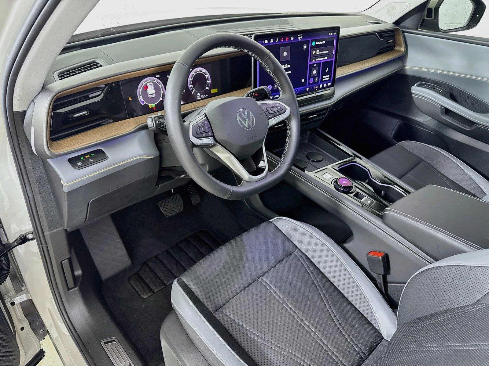 New 2027 Sandstone Volkswagen SE w/Technology image 9