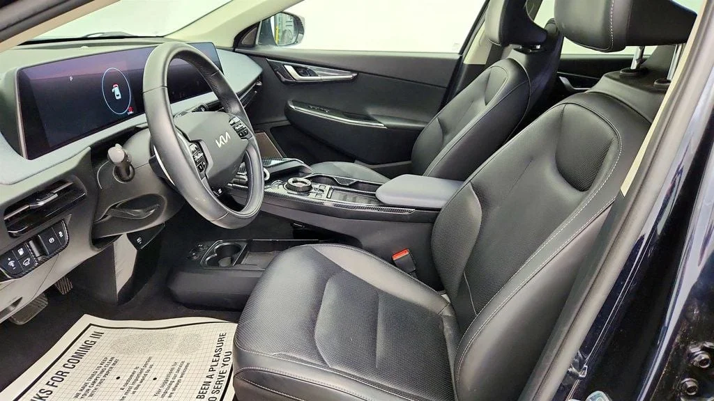 Used 2023 Gravity Blue Kia Wind RWD image 18