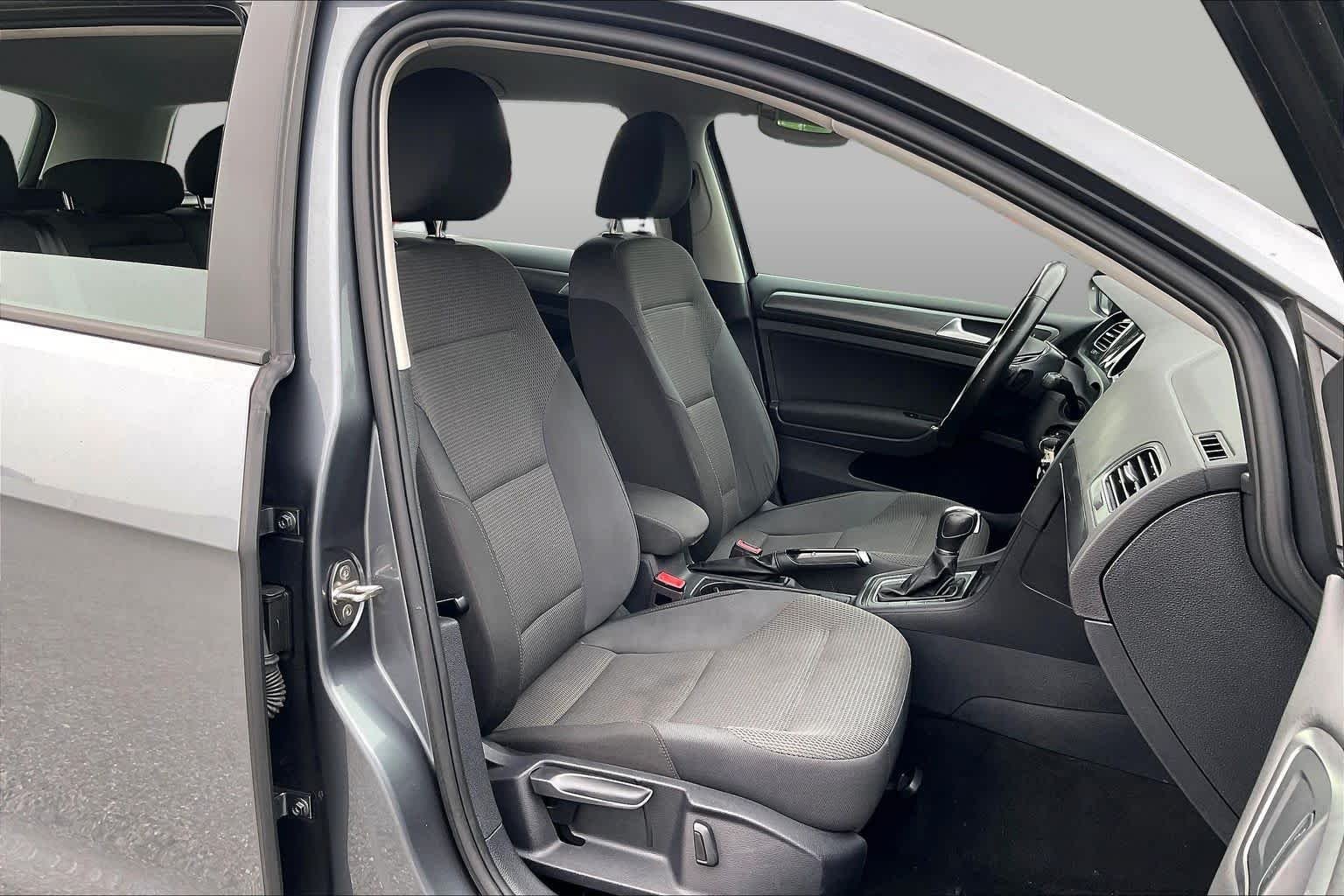 Pre-Owned 2019 Volkswagen Golf SportWagen S