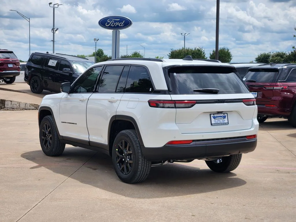 New 2026 Bright White Clear-Coat Exterior Paint Jeep Altitude image 3