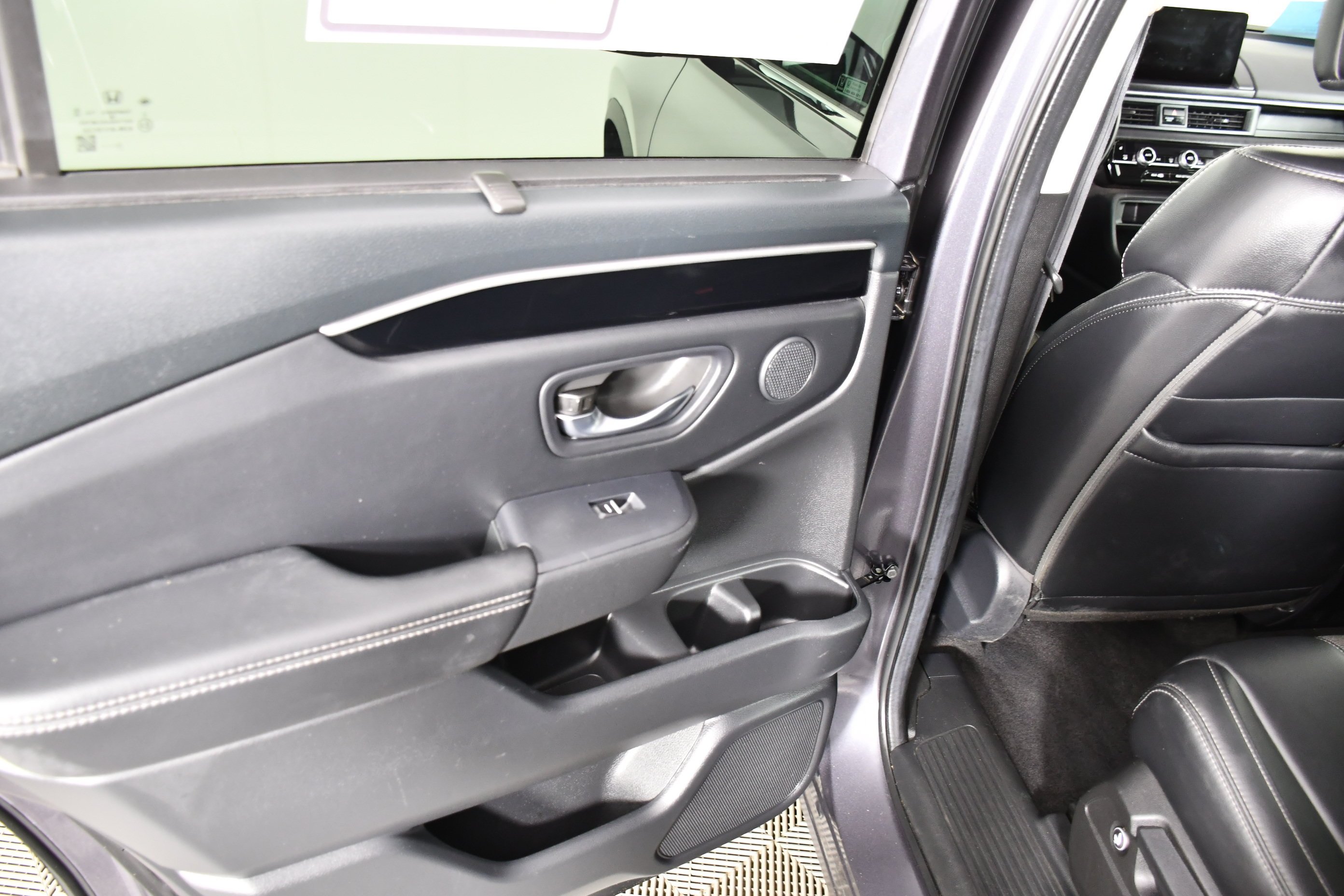 Used 2024 Modern Steel Metallic Honda EX-L 8 Passenger image 47