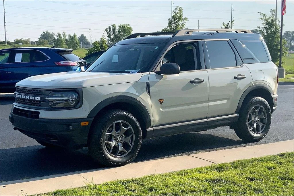 Used 2024 Beige Ford Badlands image 5