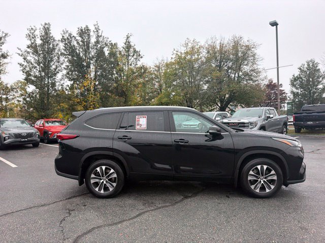 Used 2022 Midnight Black Metallic Toyota XLE image 3