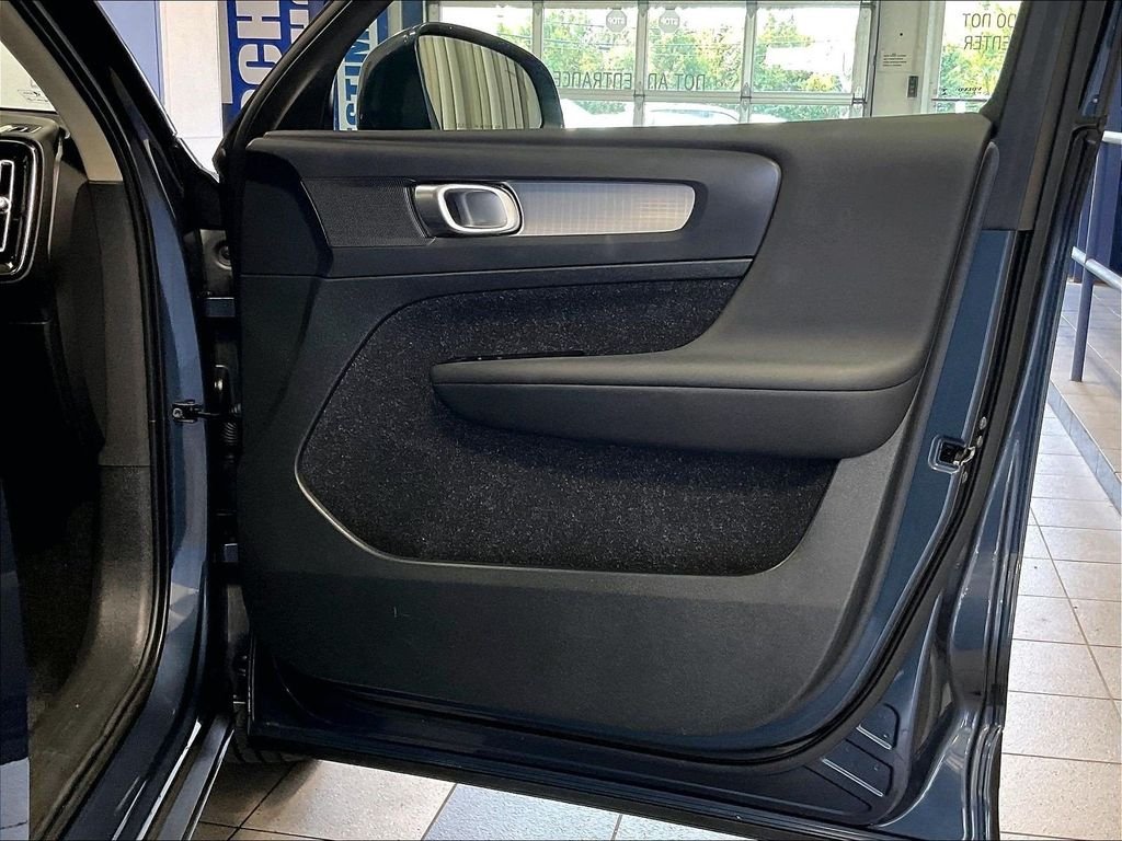 Used 2021 Blue Volvo Momentum image 12