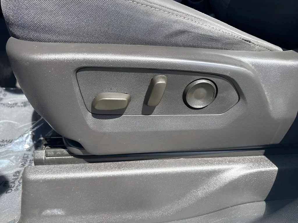 Used 2025 White Chevrolet LT image 10