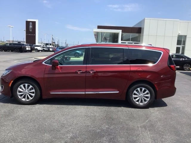 Used 2019 Velvet Red Pearlcoat Chrysler Touring L image 6