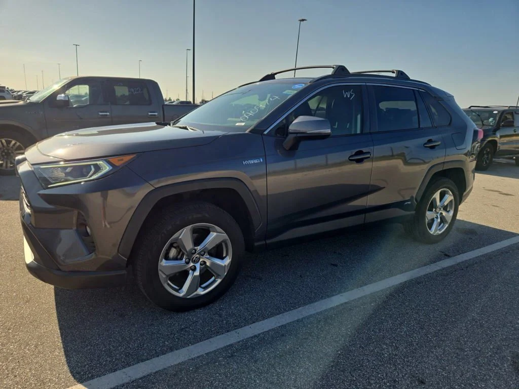 Used 2021 Gray Toyota XLE Premium image 5