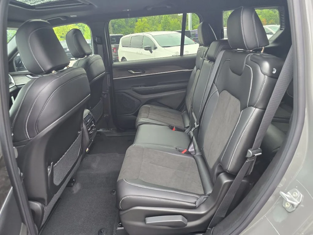 New 2027 Gray Jeep Laredo Altitude image 10