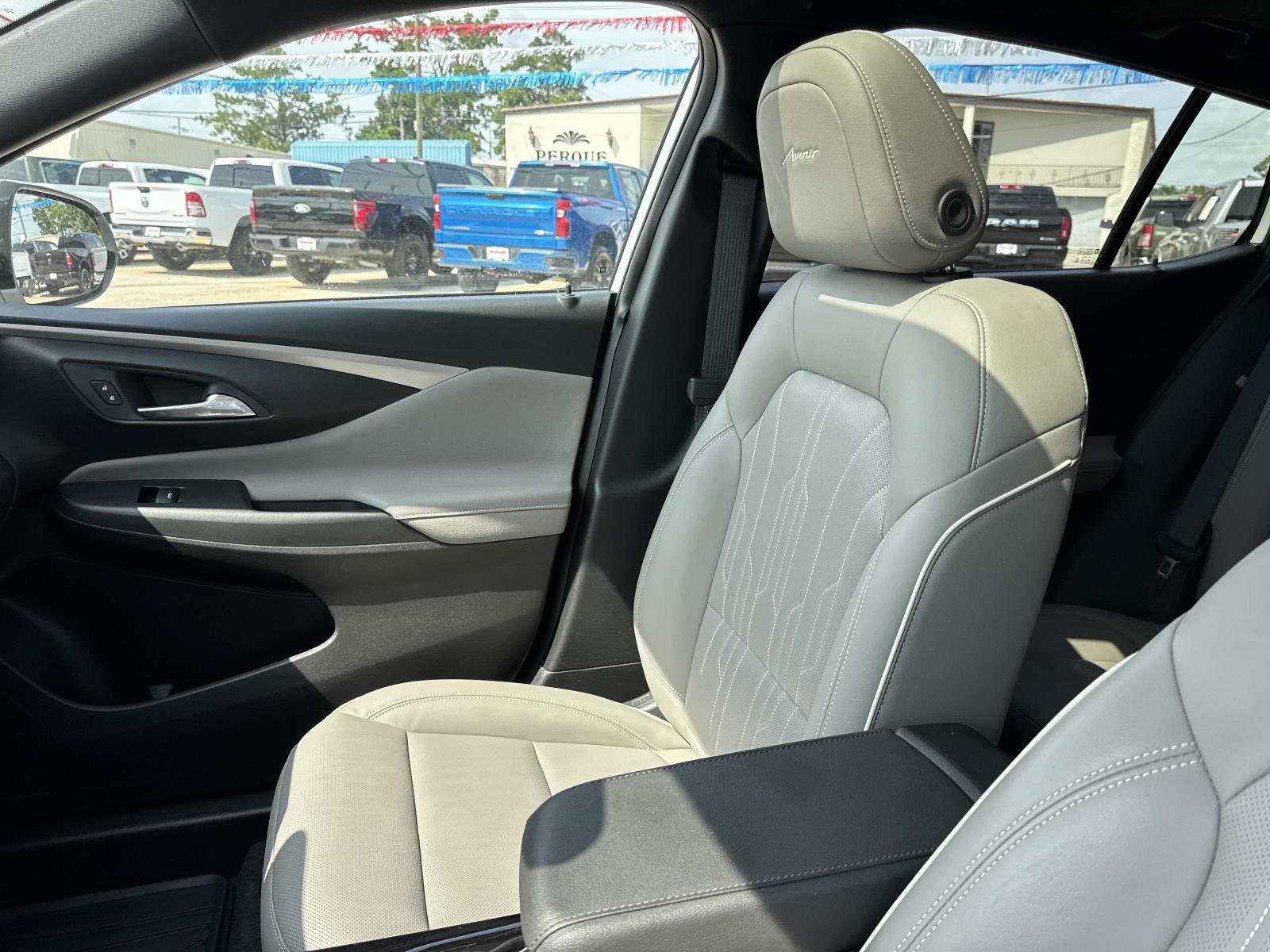 Used 2025 White Frost Tricoat Buick Avenir image 15