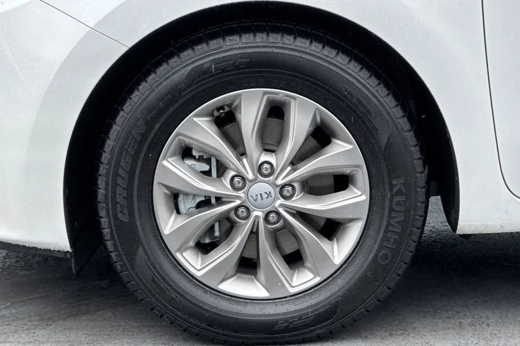 Used 2021 Pearl Kia LX image 26