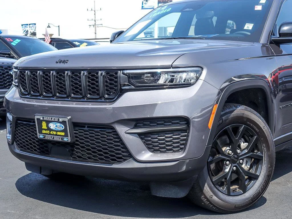 Used 2024 Baltic Gray Metallic Clearcoat Jeep Altitude X image 2