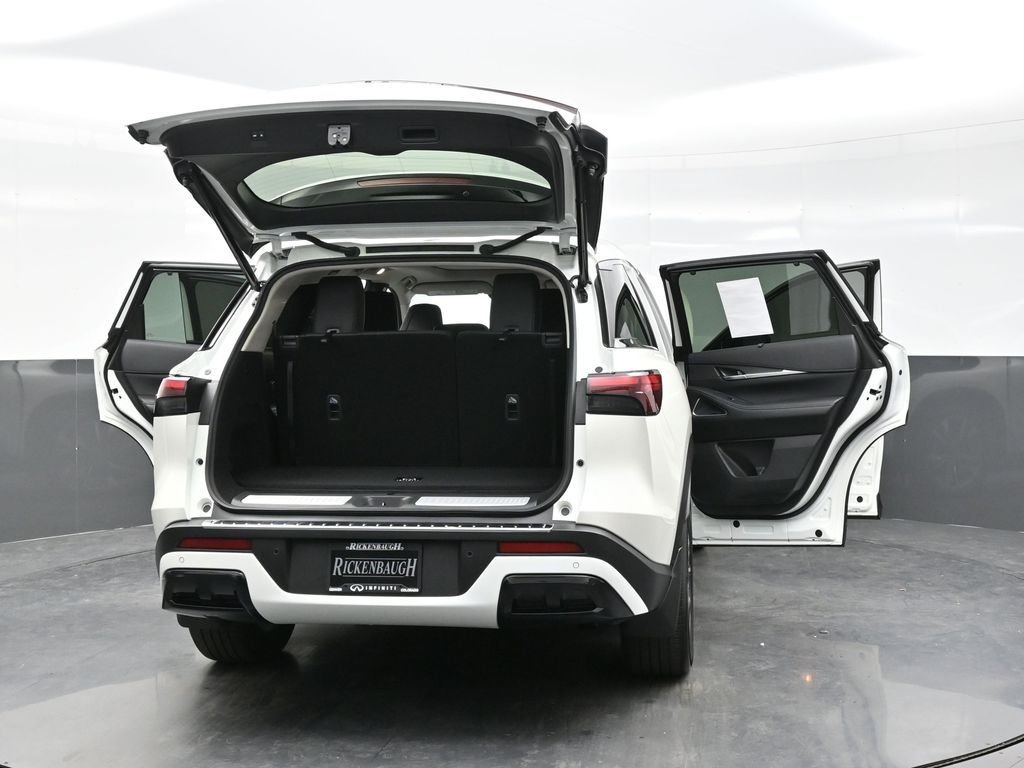 Used 2023 White INFINITI LUXE image 44