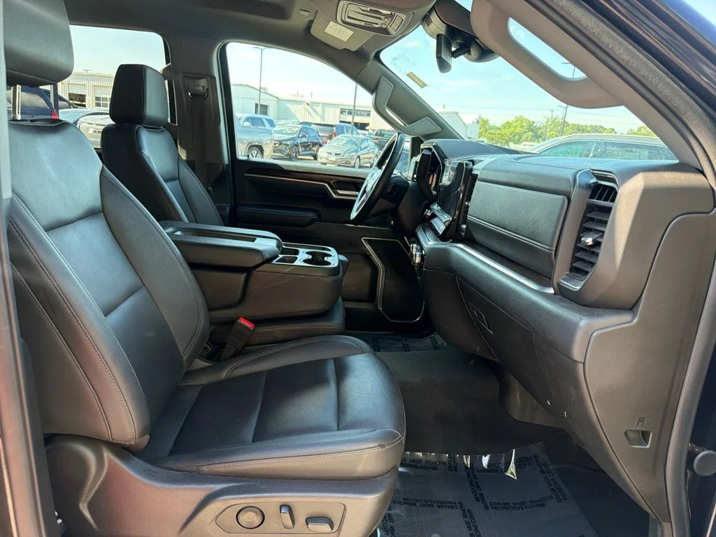 Used 2025 Silver GMC SLT image 32