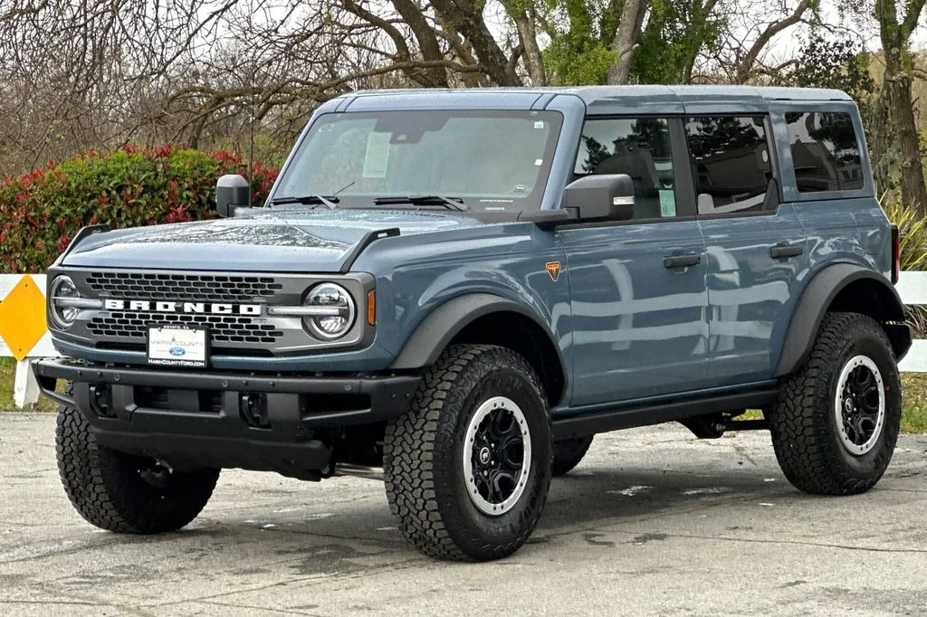 New 2025 Azure Gray Metallic Ford Badlands image 8