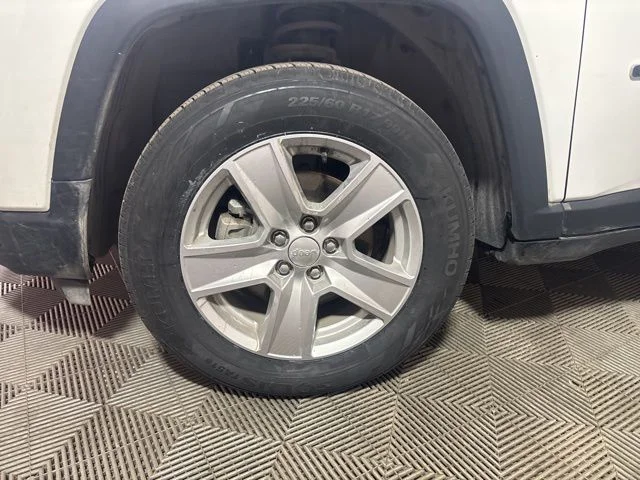 Used 2022 Bright White Clearcoat Jeep Latitude image 48