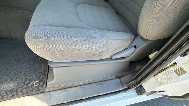 Used 2015 White Nissan S image 19
