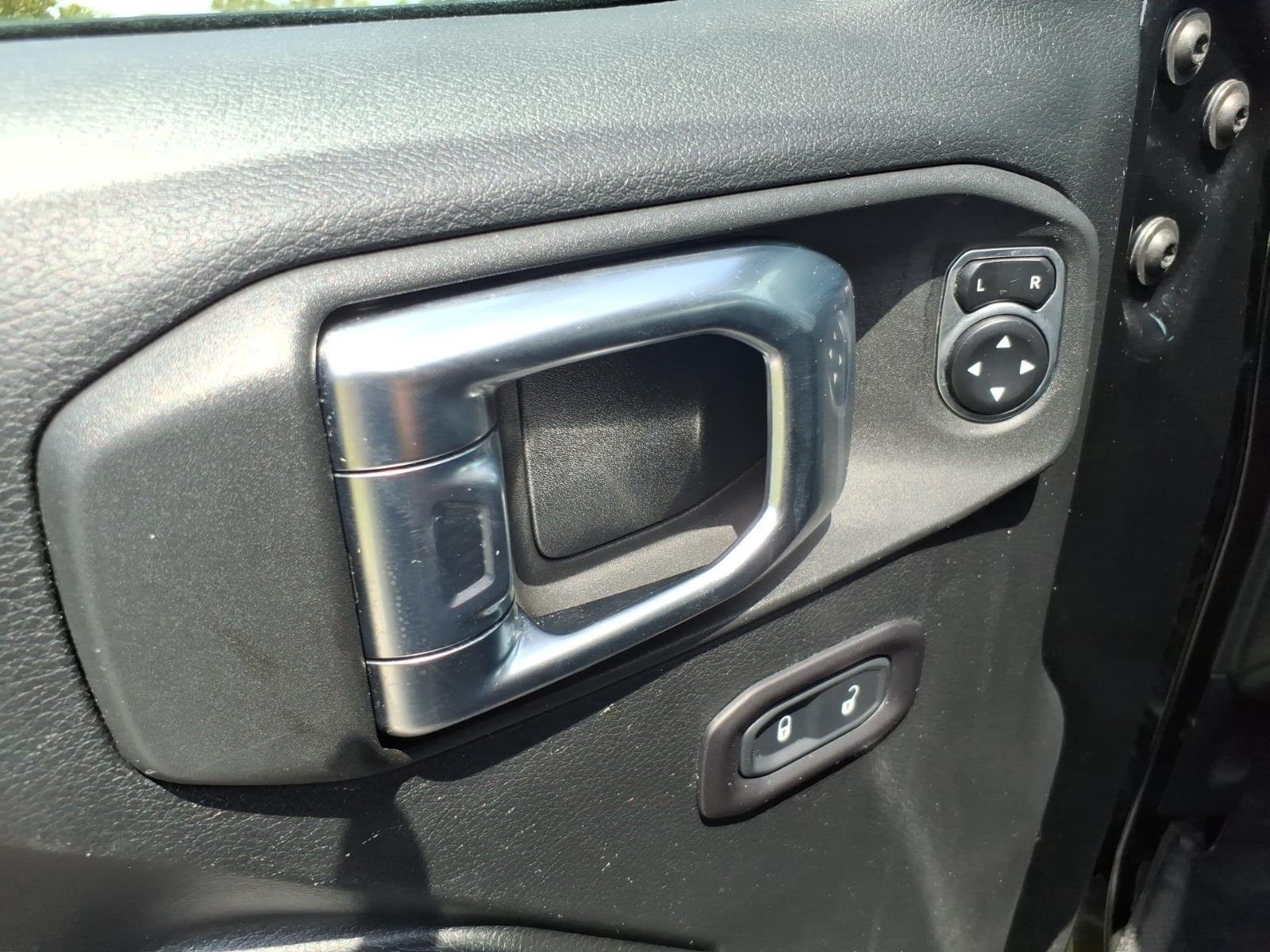 Used 2018 Black Clearcoat Jeep Sport S image 13