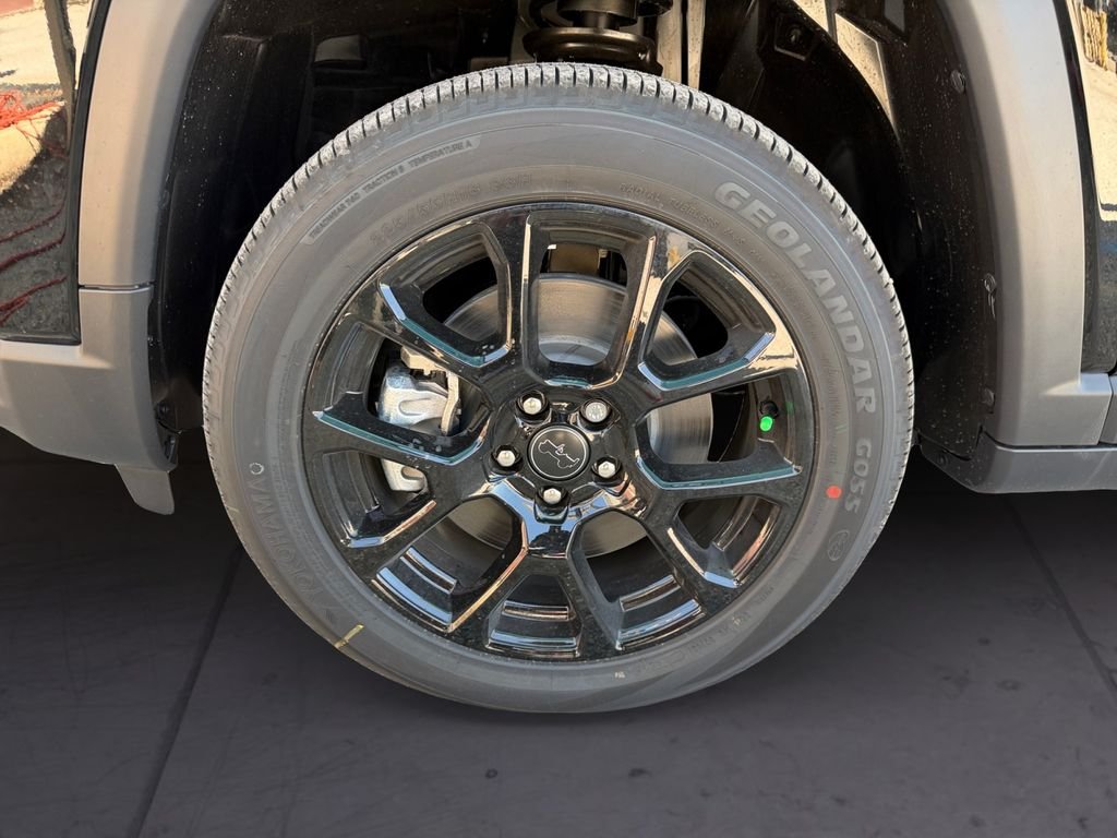 New 2026 Diamond Black Crystal Pearl-Coat Exterior Paint Jeep Latitude image 9