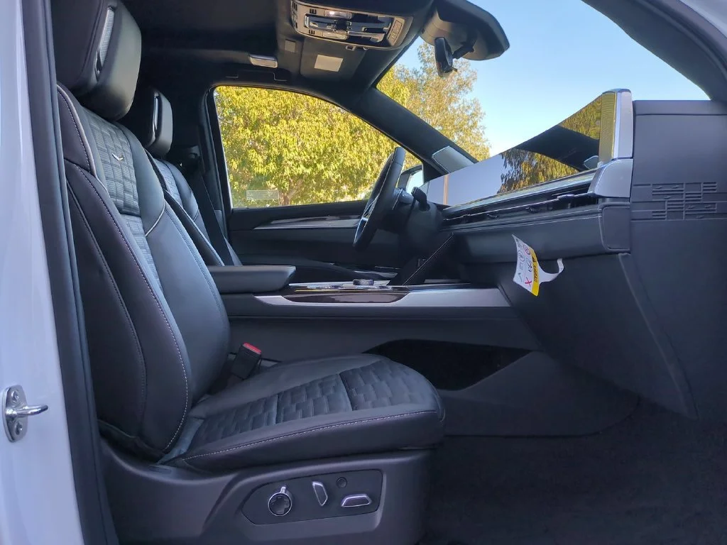 New 2026 Vibrant White Tricoat Cadillac Platinum Sport image 35