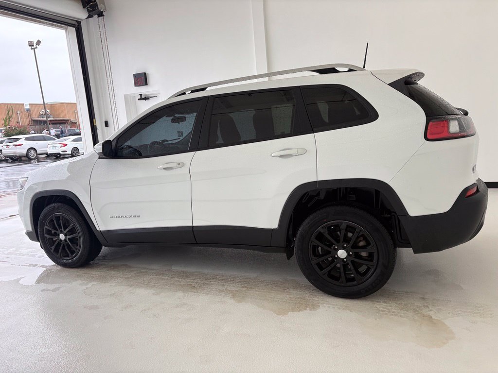 Used 2020 White Jeep Latitude image 16