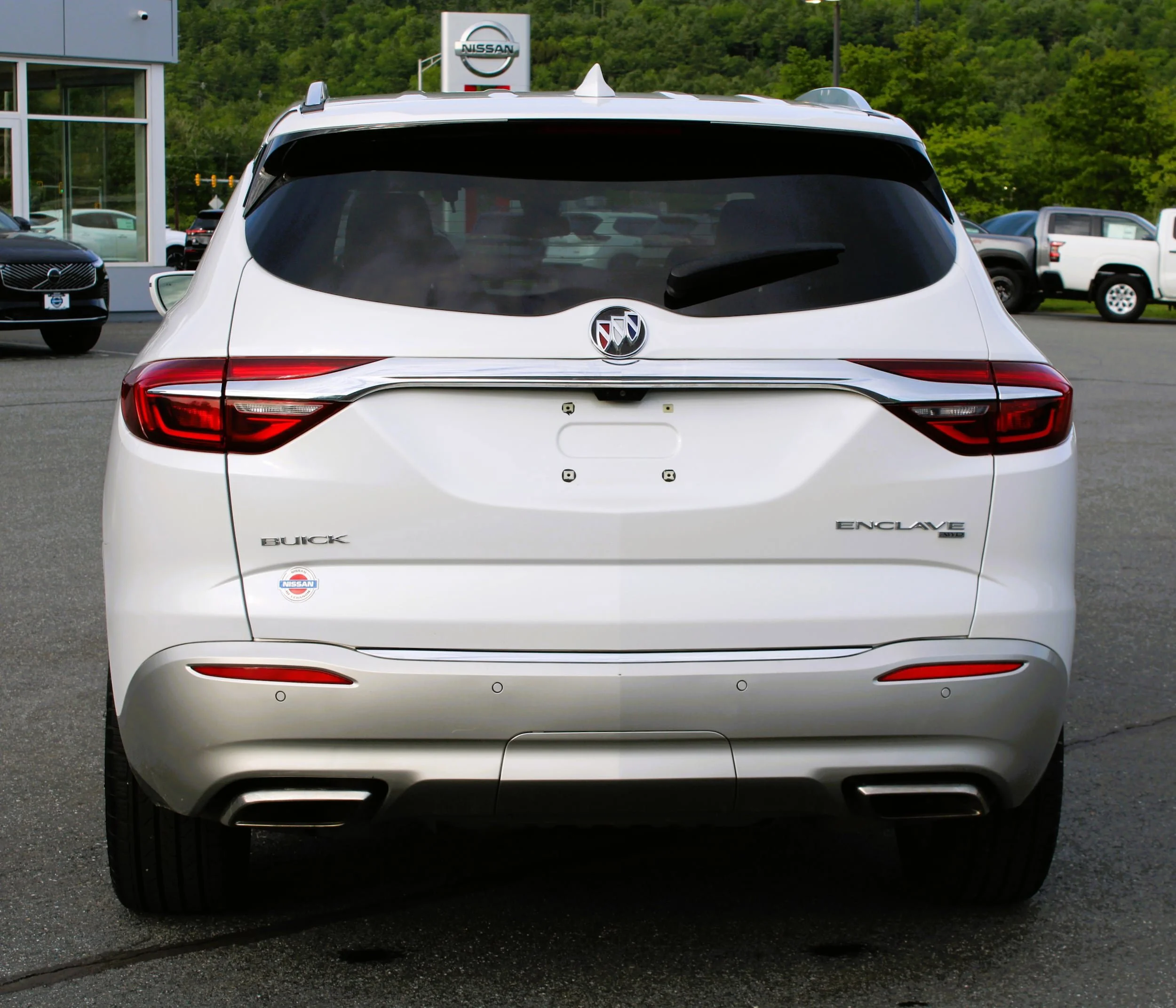 Used 2018 White Frost Tricoat Buick Premium image 10
