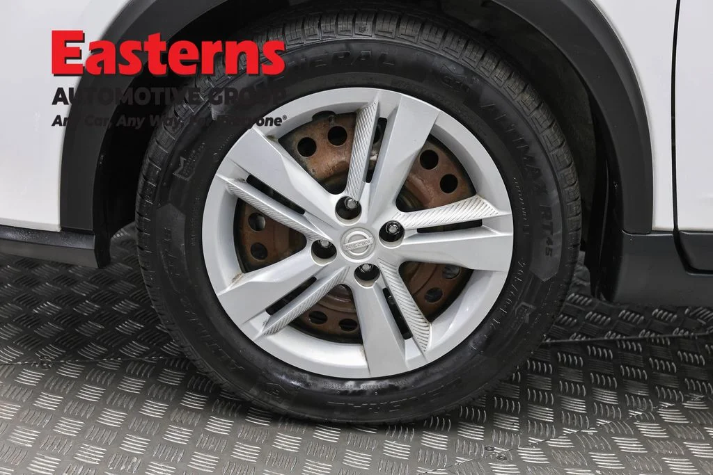 Used 2022 White Nissan S image 31