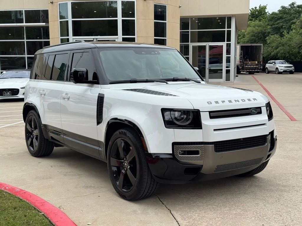 Certified Used 2025 White Land Rover X-Dynamic SE image 11