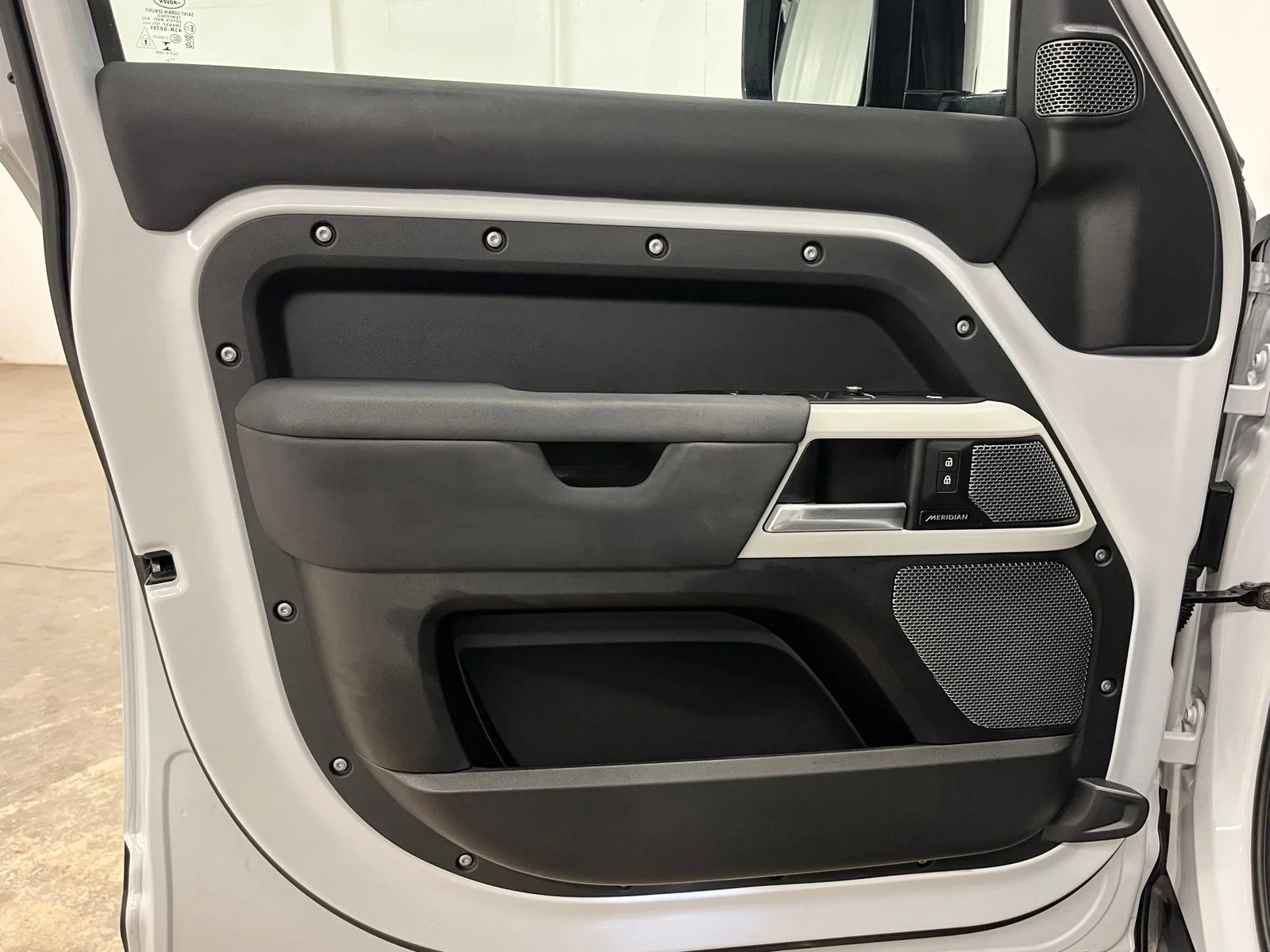 Used 2022  Land Rover S image 18