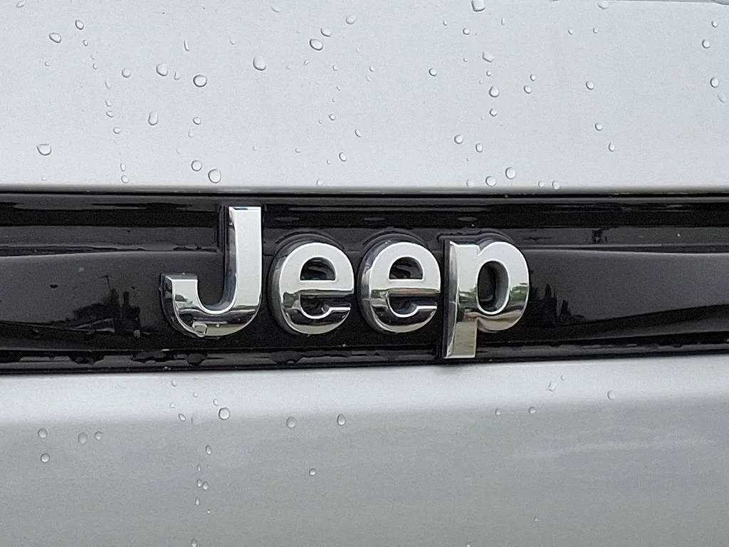 Used 2022 Silver Jeep Limited 4x4 image 65