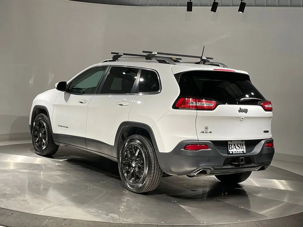 Used 2017 White Jeep Latitude image 13