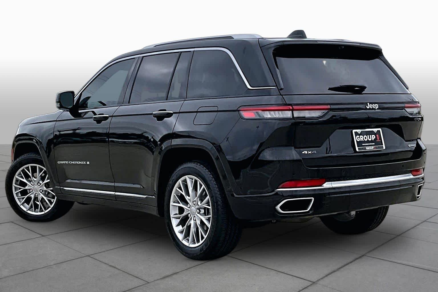 Used 2023 Diamond Black Crystal Pearlcoat Jeep Summit image 12