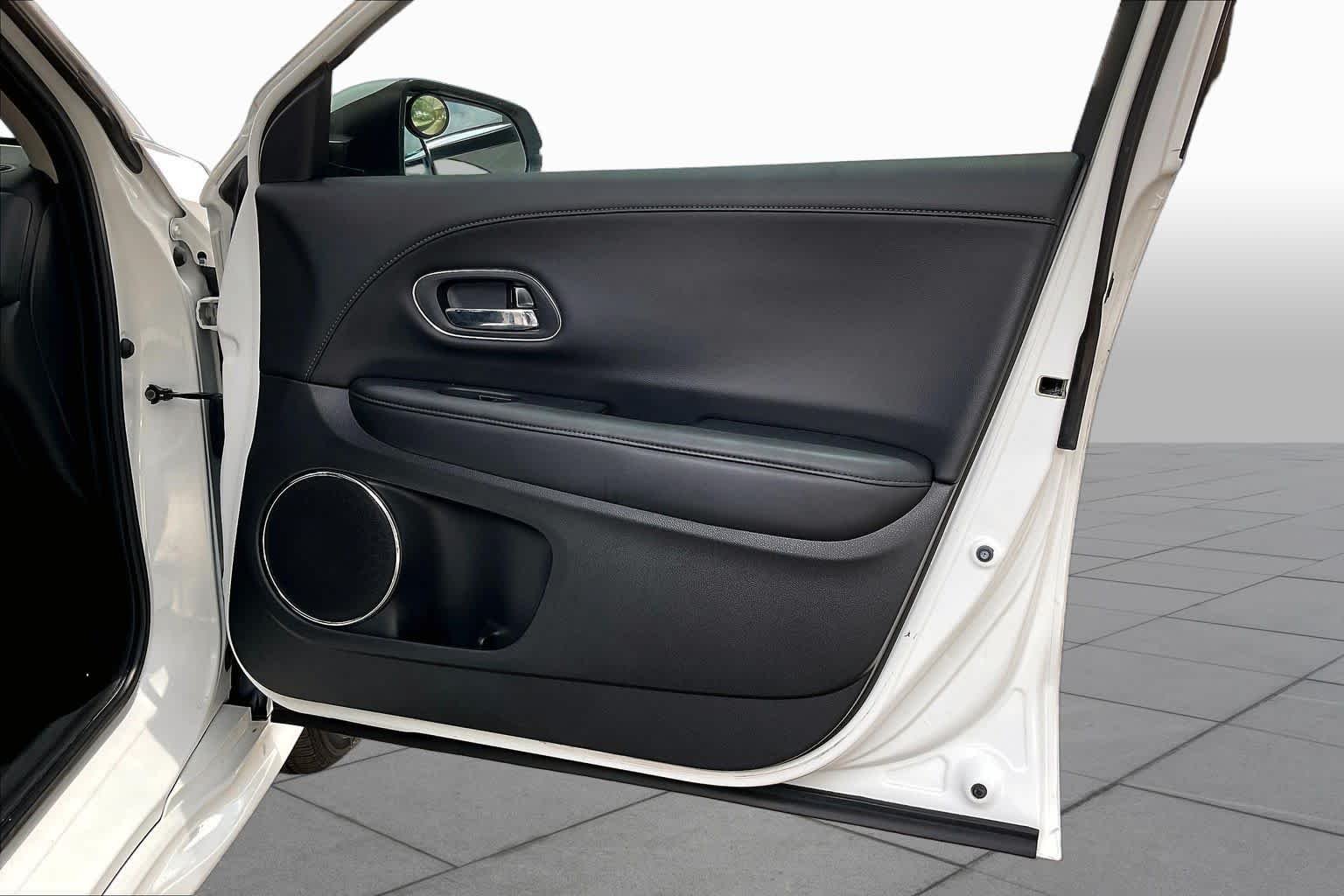 Used 2019 Platinum White Pearl Honda Touring image 23